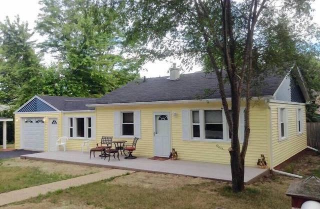 The Yellow House Near the ShorenWalking distance to Sheridan Beach,