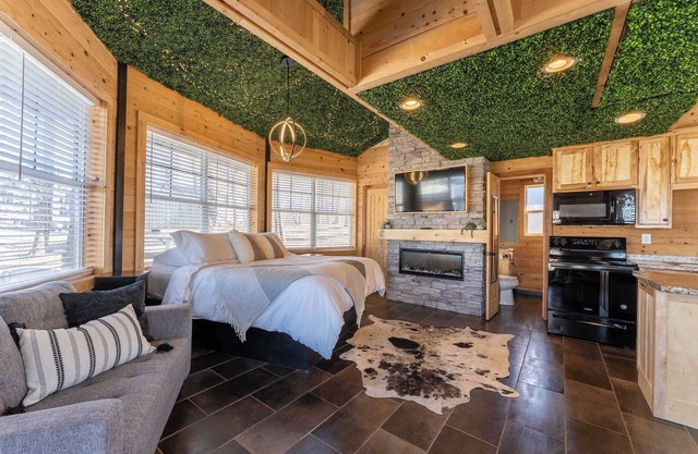 The Yurt at Paradise Pointe with a hot tub, fire pit, & Grill