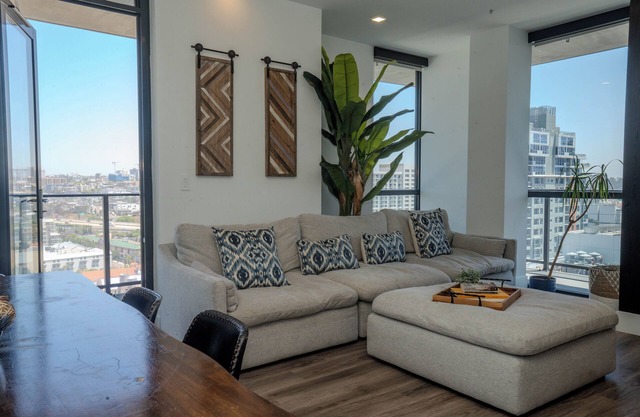 The Zinnia-Comfortable 3BR Retreat with A/C, Pool, Hot Tub & Great Location