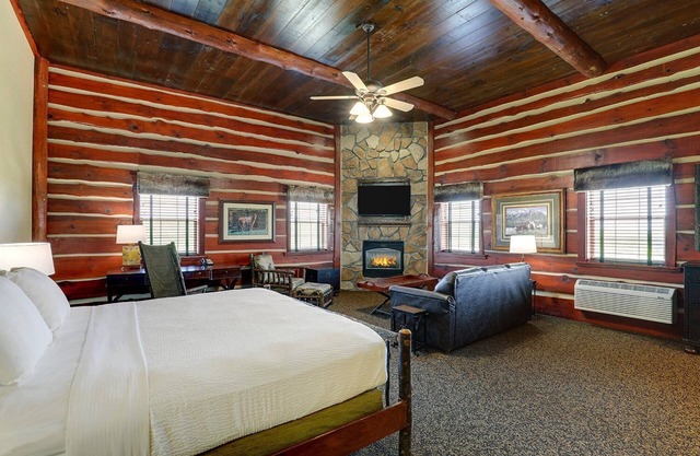 Theme Suite w/Whirlpool, Living Area & Fireplace! Stoney Creek, Pool