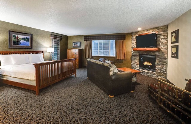 Theme Suite with Whirlpool, Stoney Creek St. Joseph, Heated Pool