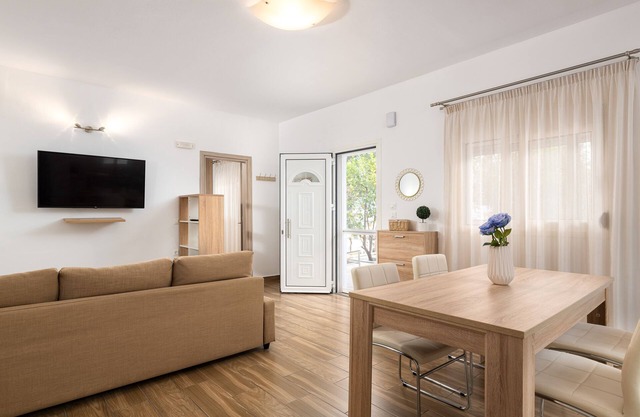 Theros Luxury apartments - 5 minutes from the beach. Hot tub and BBQ facilities.