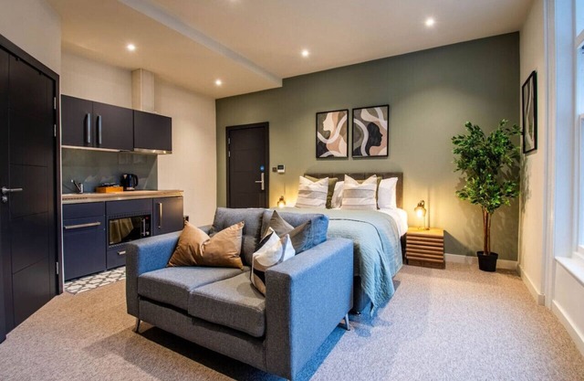 Thetford Hive Aparthotel Deluxe Suite 1