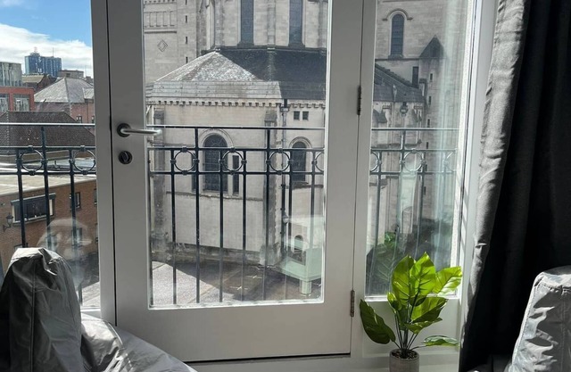 This apartment is a 2 bedroom(s), 2 bathrooms, located in Belfast, Northern Ireland.