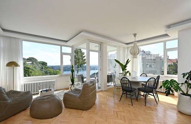 This apartment is a 3 bedroom(s), 2 bathrooms, located in Beşiktaş, İstanbul.