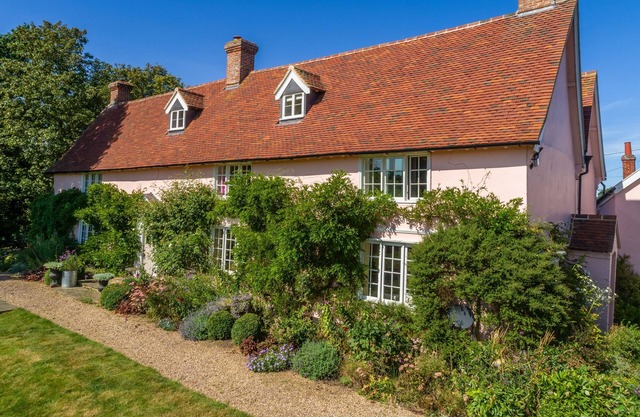 This beautiful hall provides all you could want for a wonderful family stay.