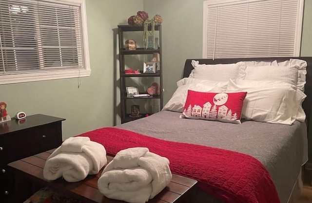 This bungalow is a 1 bedroom(s), 1 bathrooms, located in Auburn, CA.