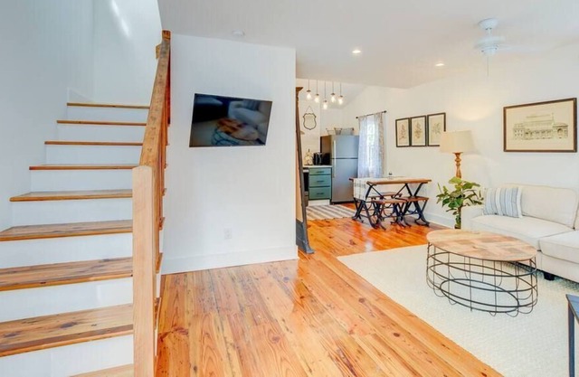 This cottage is a 1 bedroom(s), 1.5 bathrooms, located in Charleston, SC.