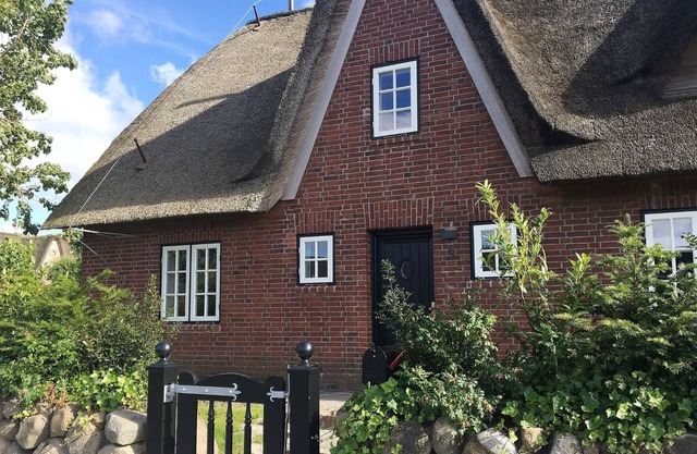 This exclusive end-unit house under thatch combines modern style with fries