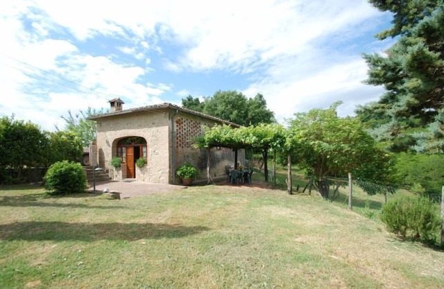 This ground floor house (55 sqm) consists of a living room with fireplace, satellite tv and kitchen