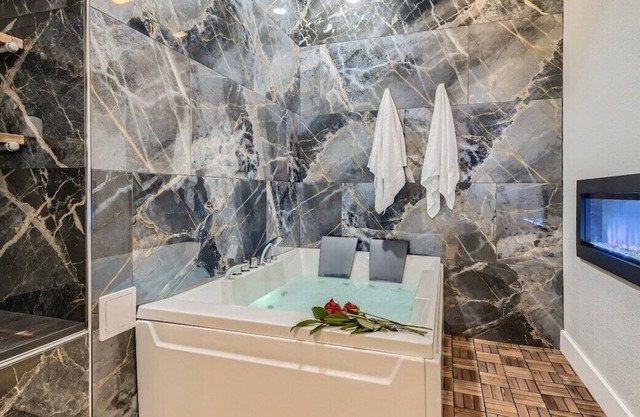 This guest suite is a 2 bedroom(s), 2 bathrooms, located in Denver, CO.