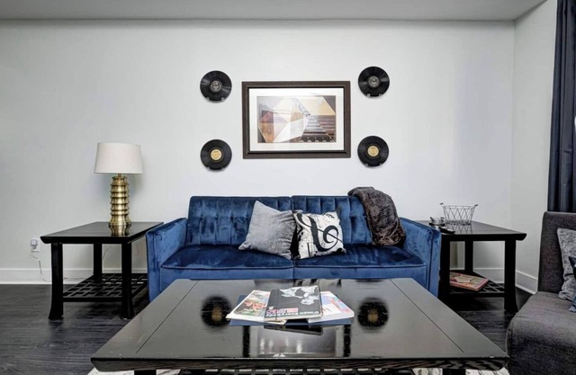 This house is a 2 bedroom(s), 2 bathrooms, located in Indianapolis, IN.