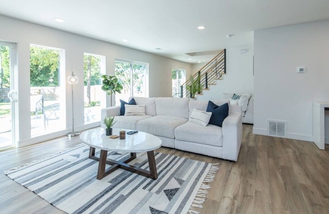 This house is a 3 bedroom(s), 2 bathrooms, located in Lexington, KY.