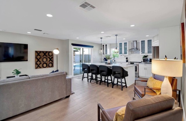 This house is a 3 bedroom(s), 2 bathrooms, located in Phoenix, AZ.