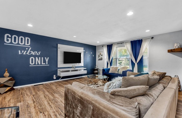 This house is a 4 bedroom(s), 3 bathrooms, located in Belleville, IL.