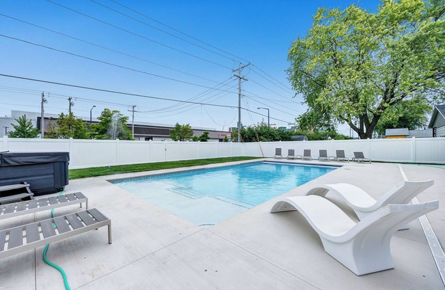 This house is a 6 bedroom(s), 3 bathrooms, located in Green Bay, WI.