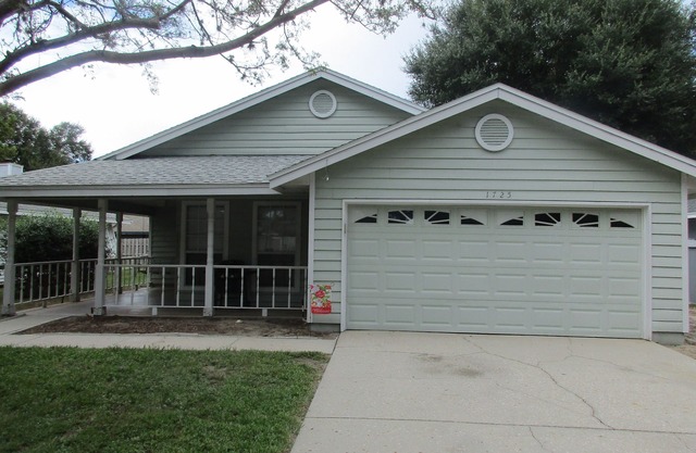 This Mt Dora home is ready for you! Fireplace/Front Porch Swing/Internet