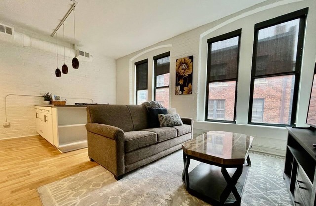 This serviced apartment is a 2 bedroom(s), 2 bathrooms, located in Omaha, NE.