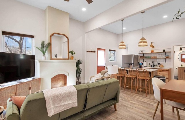 This townhouse is a 1 bedroom(s), 1 bathrooms, located in Wichita, KS.