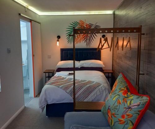 Thistles -Private Entrance Studio