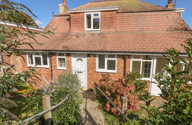 THORNCROFT, pet friendly, country holiday cottage in West Bay