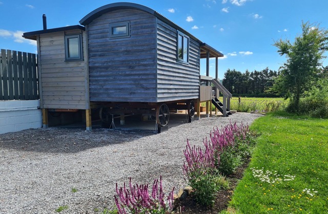 THORNHILLS LODGE, romantic, with hot tub in Middlezoy