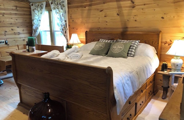 Three Private Cottages at Shoofly Farm with Heat/AC, fitness room, WiFi