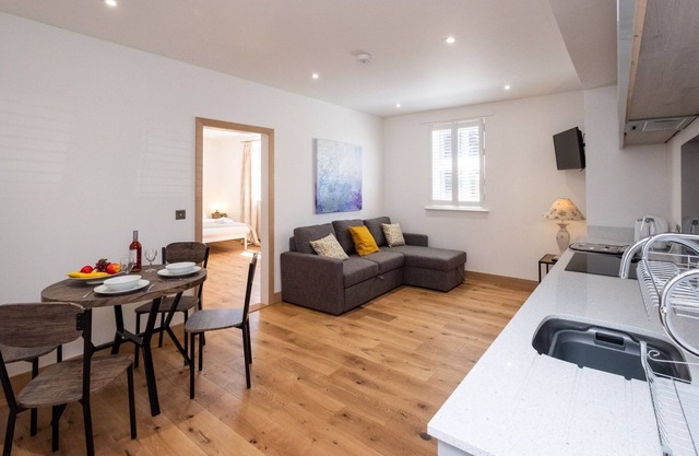 Three Tuns Apartments - Hazel - sleeps 2 guests in 1 bedroom