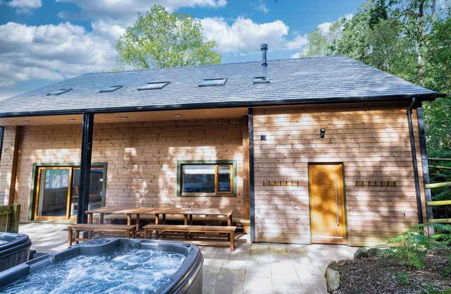 Throwley; woodland lodge for 14 with 2 hot tubs in the Staffordshire Moorlands