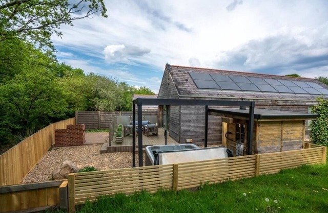 Thyme Getaway · 2BR · Sauna · Hot Tub · Sleeps 4