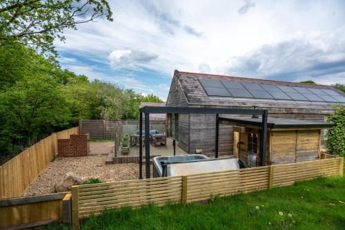 Thyme Lodge 2BR with Hot Tub and Sauna near Black Mountain