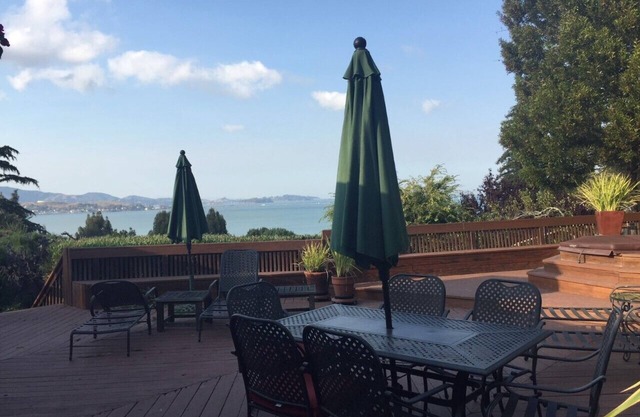 Tiburon . 4BR. 4BA 4000 Sq. Ft. home on pvt. lane close to SF BAY water views