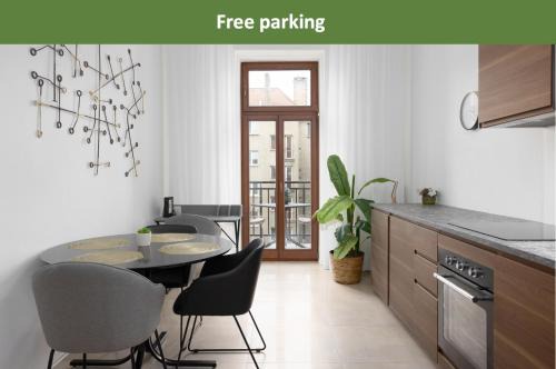 Tichý apartmán v centru města u metra s balkónem a parkováním