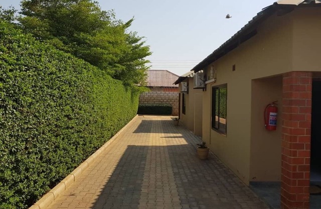 Ticheze Lodge And Car Hire