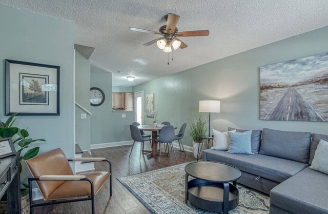 Tidy Townhouse: 3bd/1.5ba