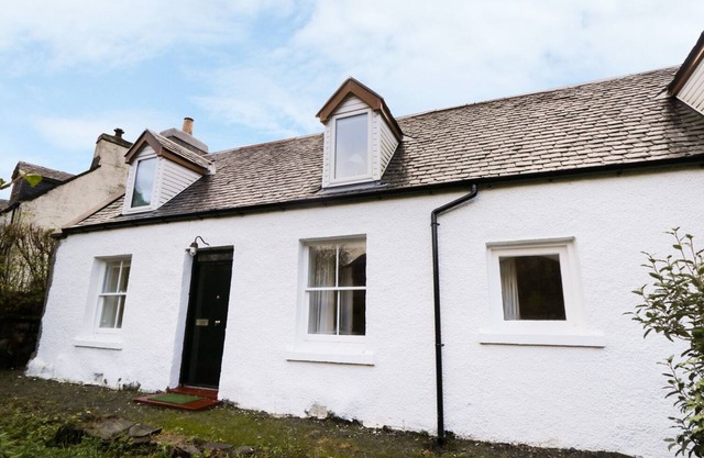 TIGH FASGAIDH, pet friendly, with open fire in Dornie