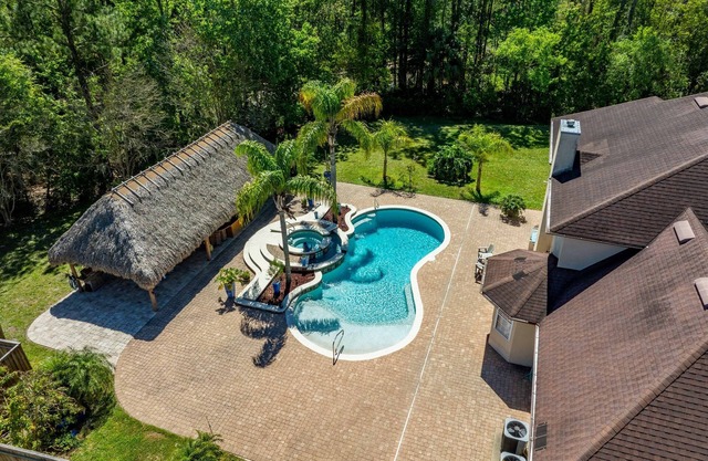 Tiki Bar-Heated Pool/Jacuzzi Weddings/Events Pets