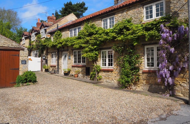 TILLERS COTTAGE, pet friendly, character holiday cottage in Ebberston