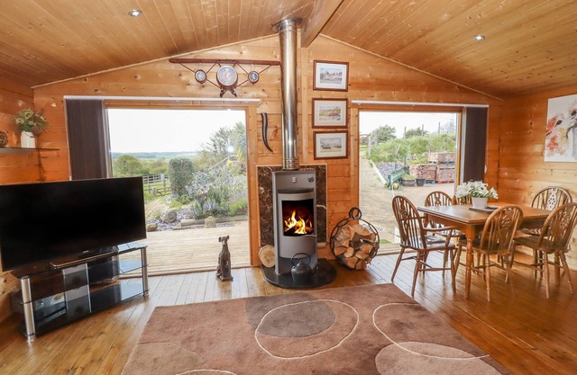 TILLY'S LODGE, family friendly, character holiday cottage in Tickhill