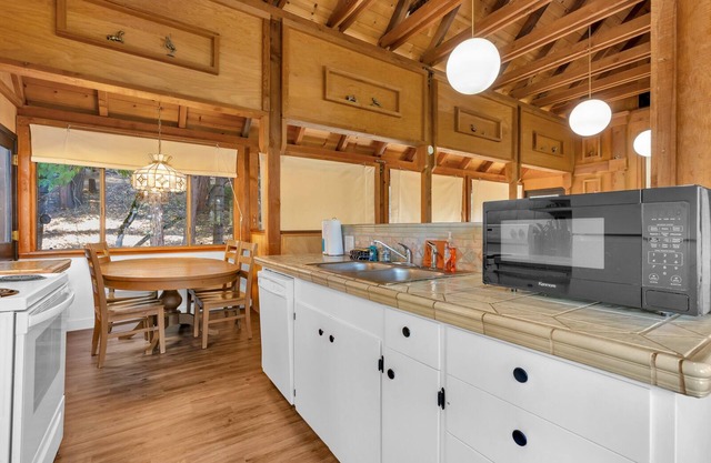 Timber Lodge Yosemite Enveloped in Nature!
