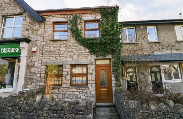 TIME AND TIDE, romantic, character holiday cottage in Arnside