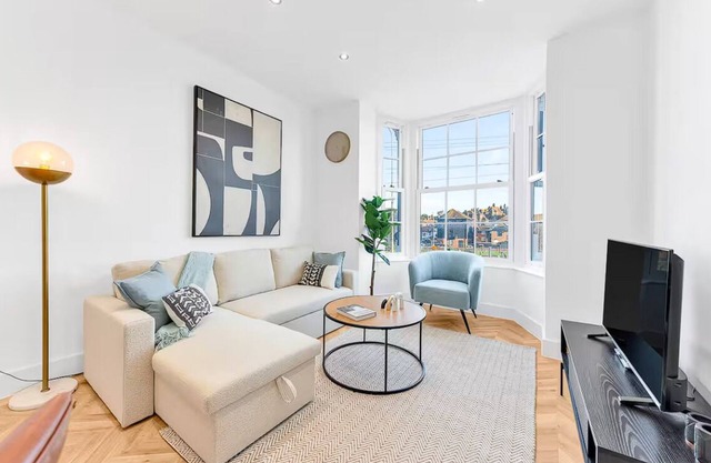 Timeless Comfort: 1-Bed Gem with Deluxe Kitchen