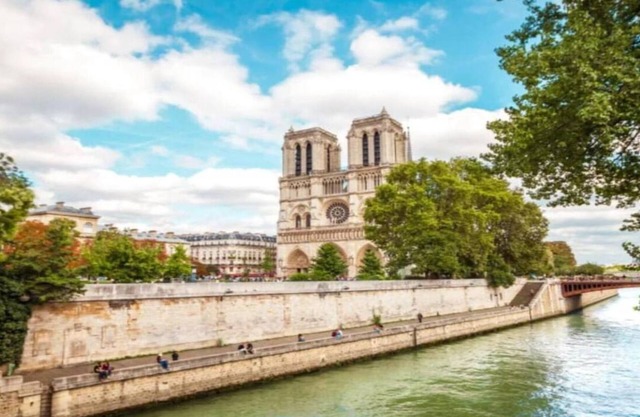 TIMELESS ELEGANCE: 4-BEDROOM APARTMENT ON “ÎLE DE LA CITÉ”