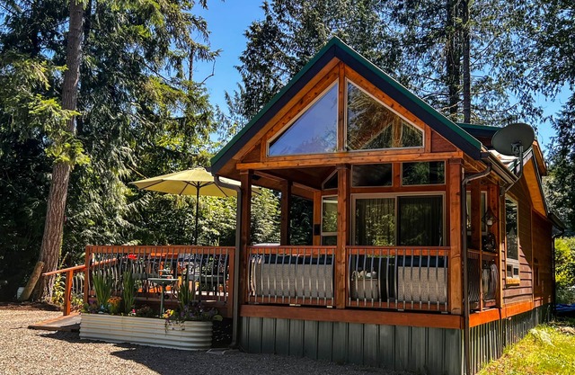 Tiny Cabin Retreat in Forest– Private Nature Escape! -Near Beaches & Trails