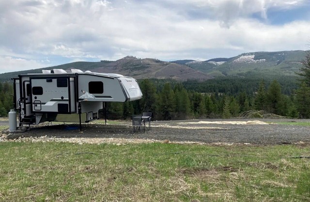 Tiny Caravan Great for Couples with Landscape Views in Idaho