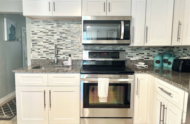 Tiny Cottage 3-Bedroom Sleeps 6: w/WiFi in Marvelous Bradenton 10 min from IMG