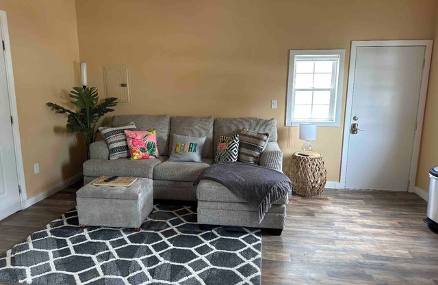 Tiny Flamingo's Nest - Cottage Near Pioneer Woman Mercantile - Pet friendly!