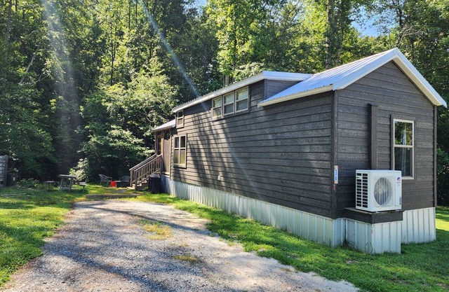 Tiny home on the creek, screened in porch, full kitchen, private firepit, sleeps 8