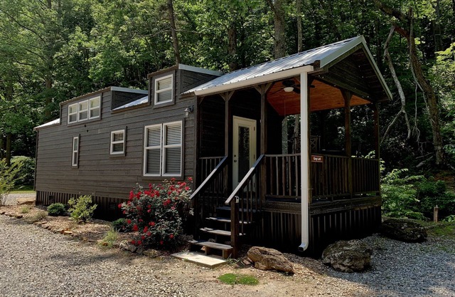 Tiny home only 1 mile from Vogel State Park! The Gray Loft Reece Farm Village