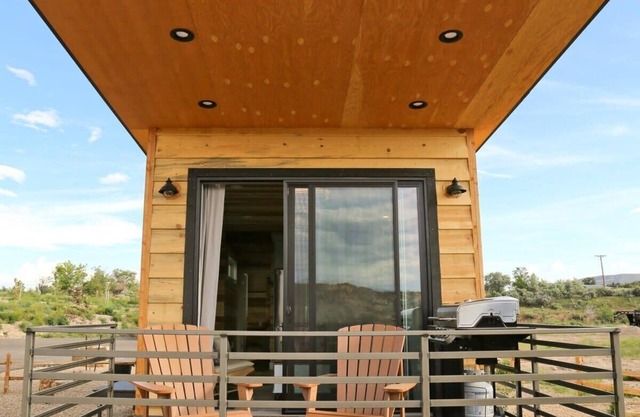 Tiny‑Home W/King Bed, Fire Pit & Monument Views